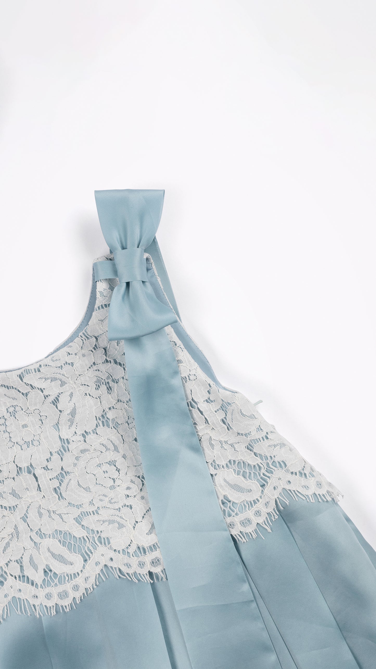 BOW AND LACE DETAIL PLEATED DRESS